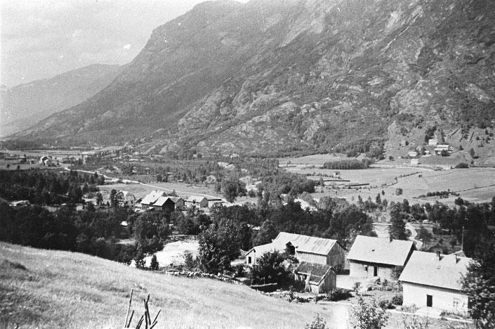 Oversiktsbilete over tre bruk på garden Befring i Stardalen. Vi ser Erketunet, bygt i 1926, Zakariastunet og Geilane. I bakgrunnen ser vi Veitebergsbakke, Lyngstad og Flatjorda. Liastova stod på Geilane frå kring 1870 og fram til 1936.