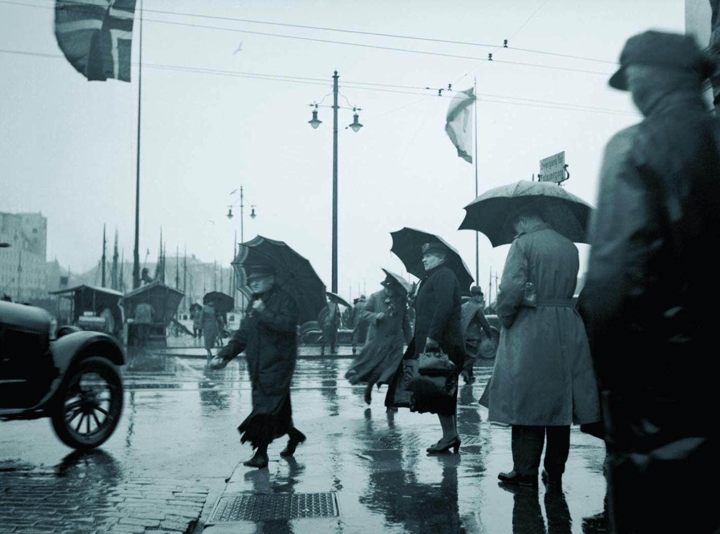 En regnfull dag ved Fisketorget, 1930-årene. (Alf Adriansen) 