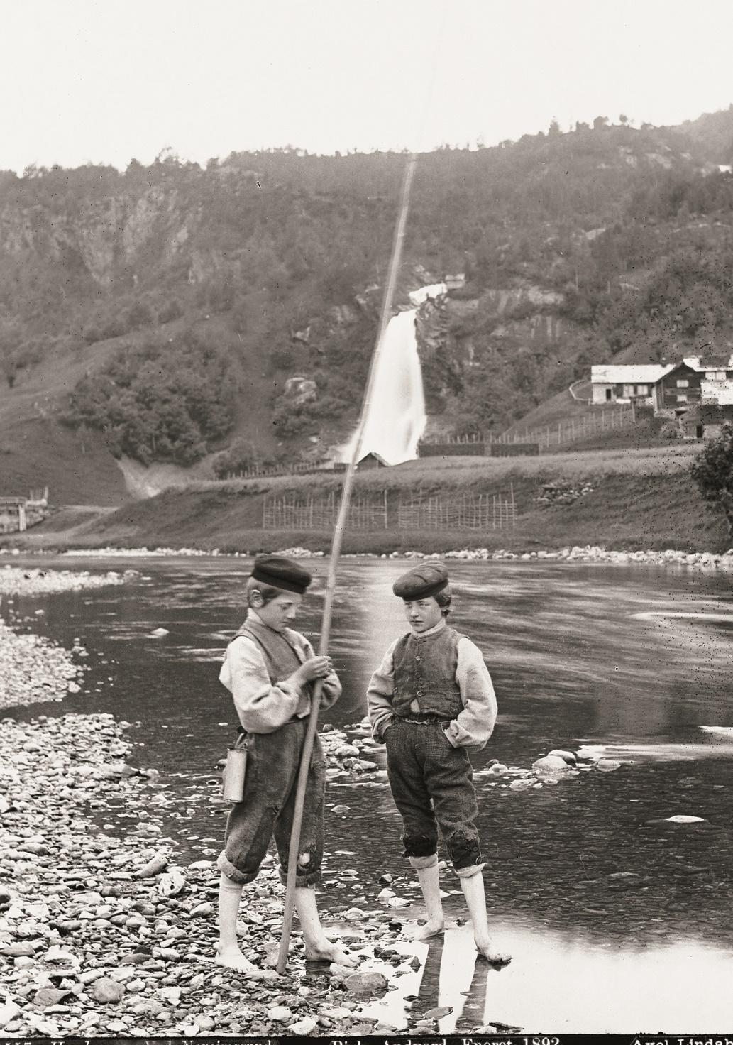 Gutar på elvefiske ved Steinsdalsfossen