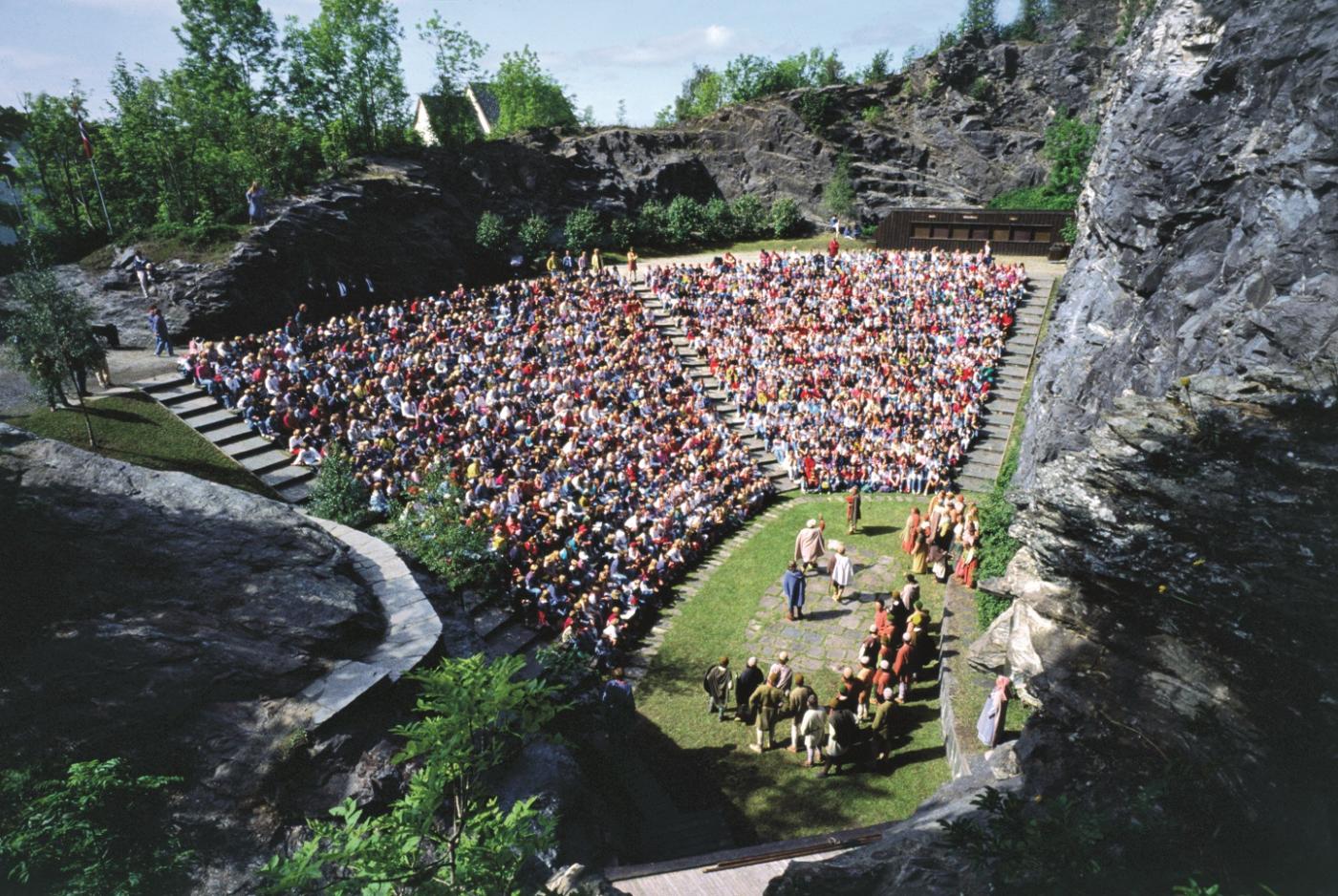 Den gamle kalksteinsgruva er i dag omskapt til Moster Amfi.