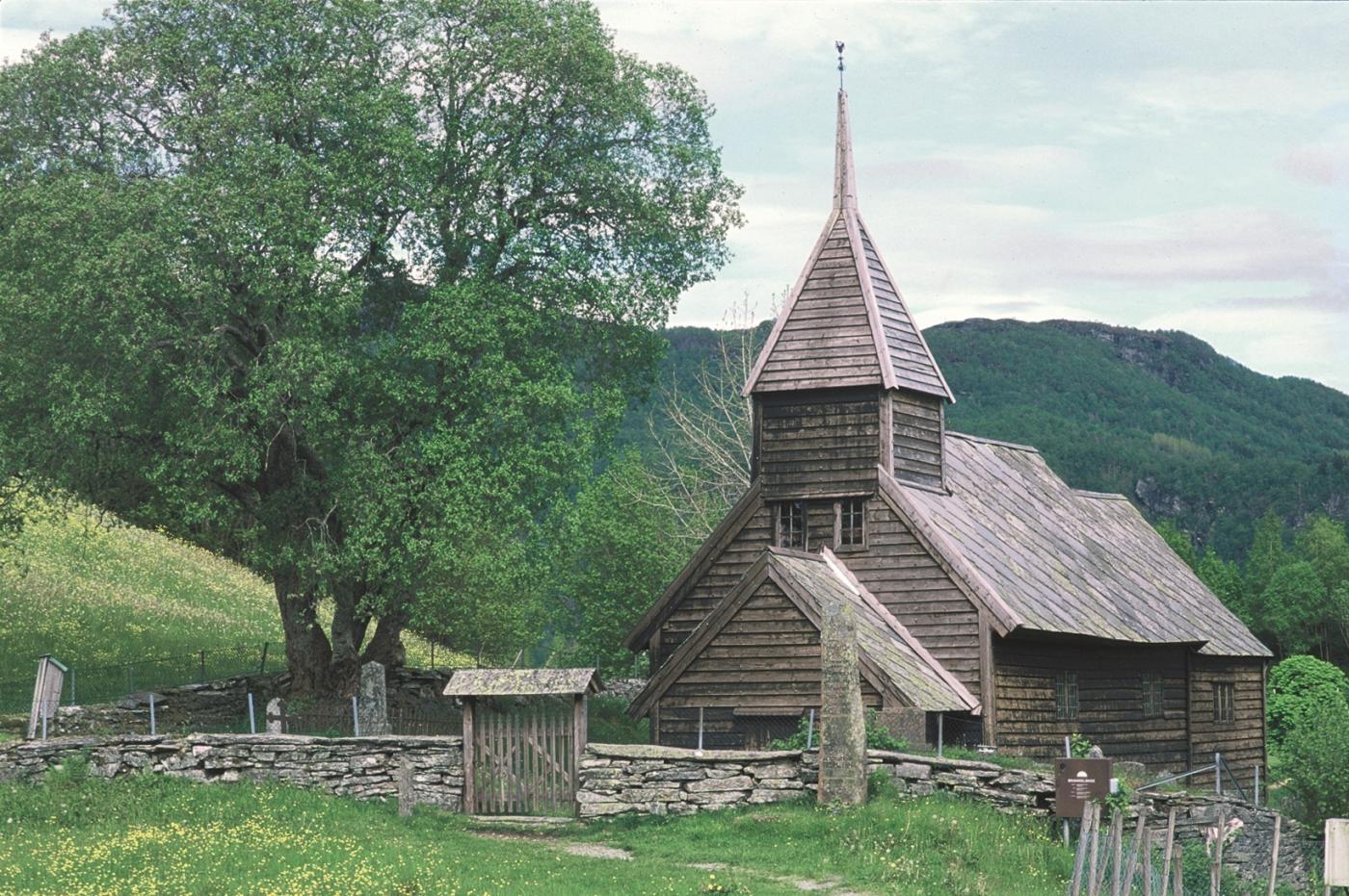 Holdhus kyrkje, Fusa