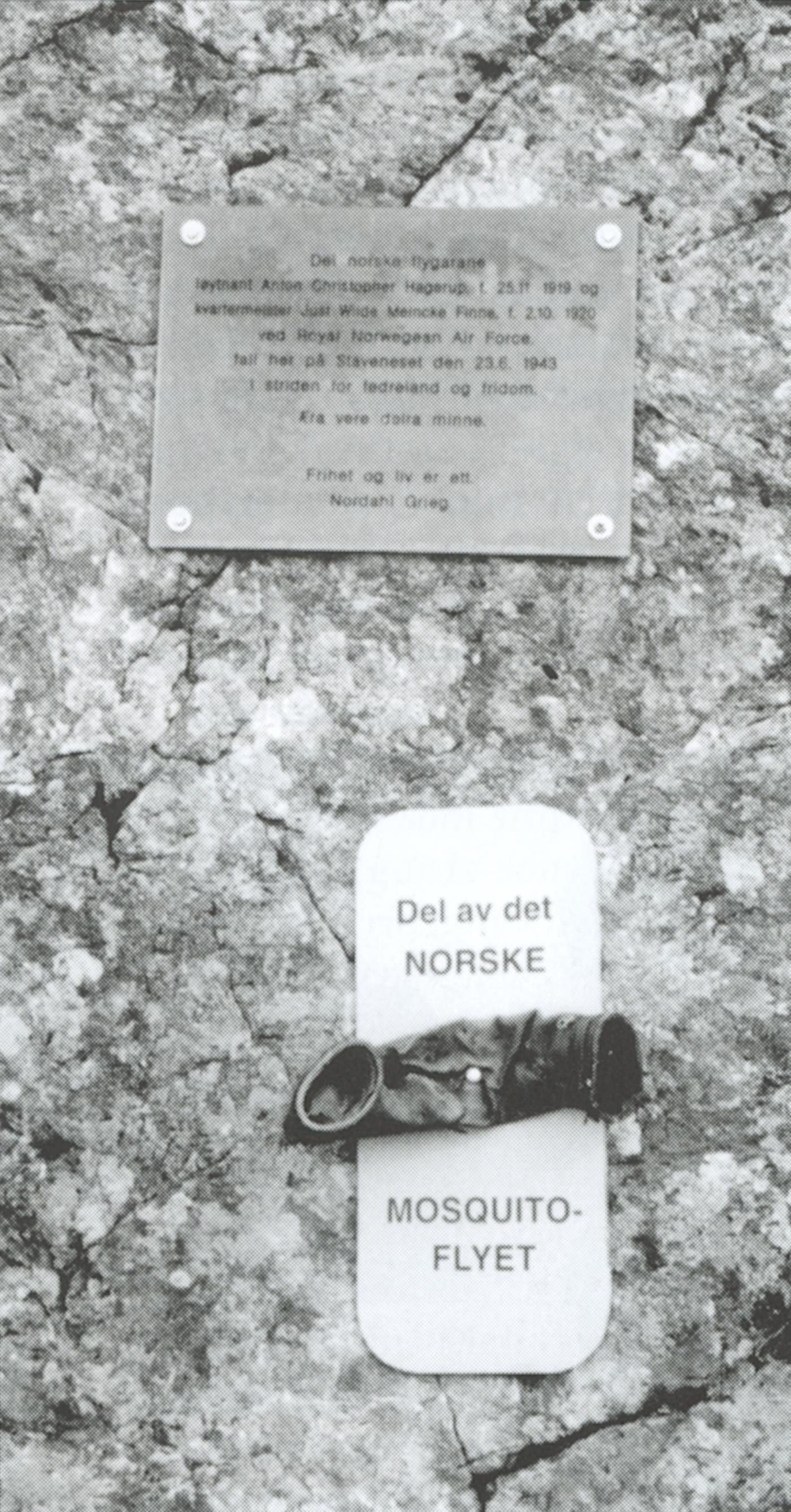 Minneplate over to norske flygarar som omkom i eit Mosquito-fly som vart skote ned over Staveneset i juni 1943.
