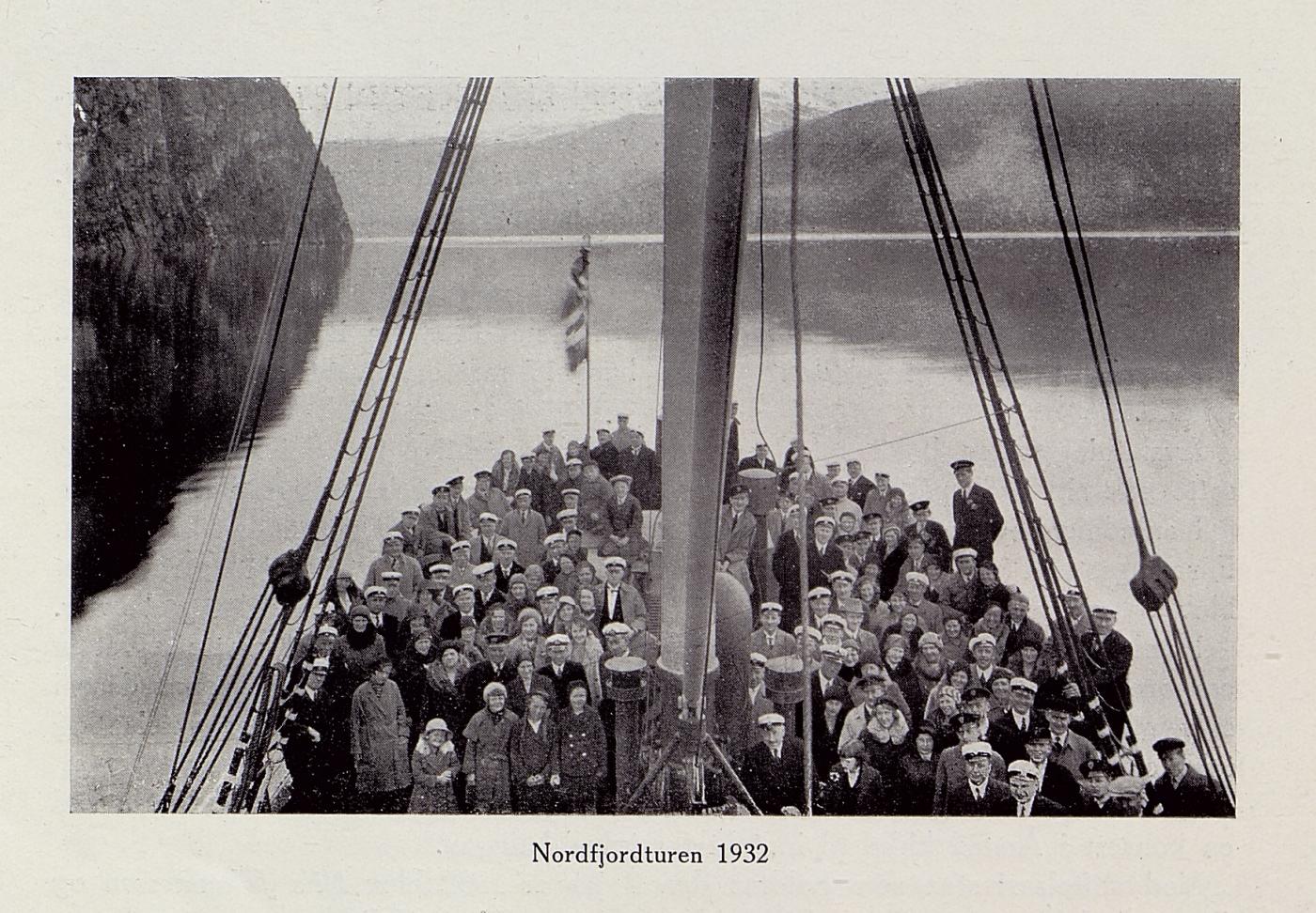 ds «Nordfjord 1» på pinsetur. Mannssangforeningen «Freya» på tur til Sogn og Fjordane 15. – 18. mai 1932. Lungegårdens Musikkorps var med.