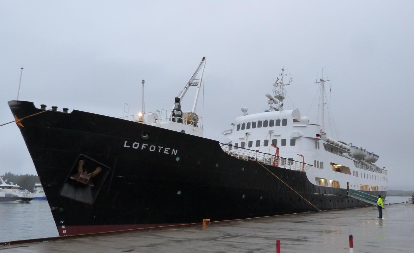 Veteranbåten MS «Lofoten», bygd 1964, i sørgåande rute til kai i Florø, 2. mars 2015.