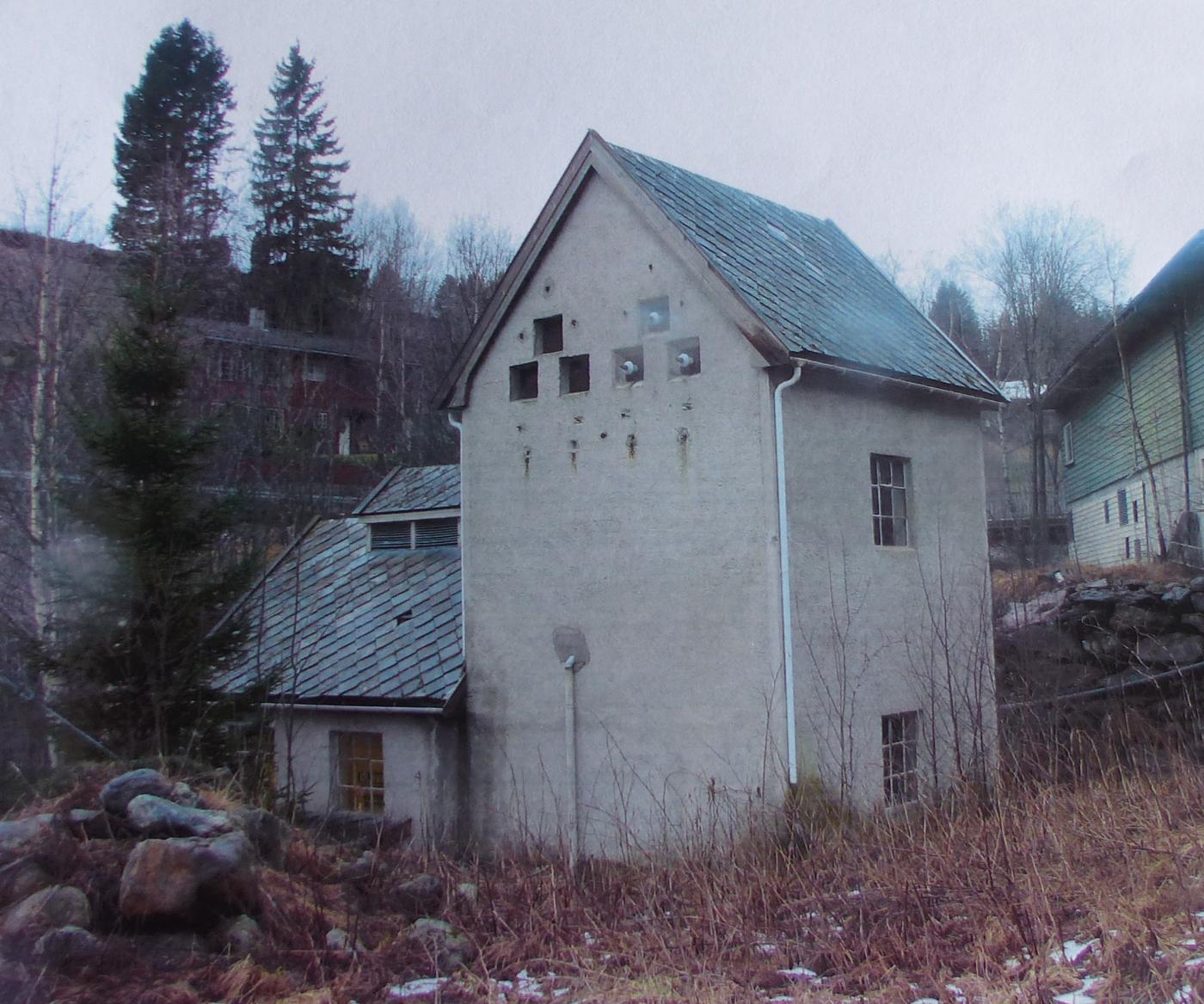 Kraftstasjon i Hagane, Hermansverk, bygd 1930 (her sett frå nedsida), står på austsida av elva, eit kort stykkke nedom Henjabrua. Leikanger kommunale elektrisitetsverk produserte straumen sin her frå 1930 til 1983 då elverket gjekk inn i Sognekraft. Då produksjonen stogga, vart maskineriet ståande. Ei tid arbeidde Systrond sogelag, ved leiar Knut Skjånes, med å «opna» ein restaurert kraftstasjon som teknisk kultuminne, til bruk skule og andre. Han lukkast diverre ikkje.