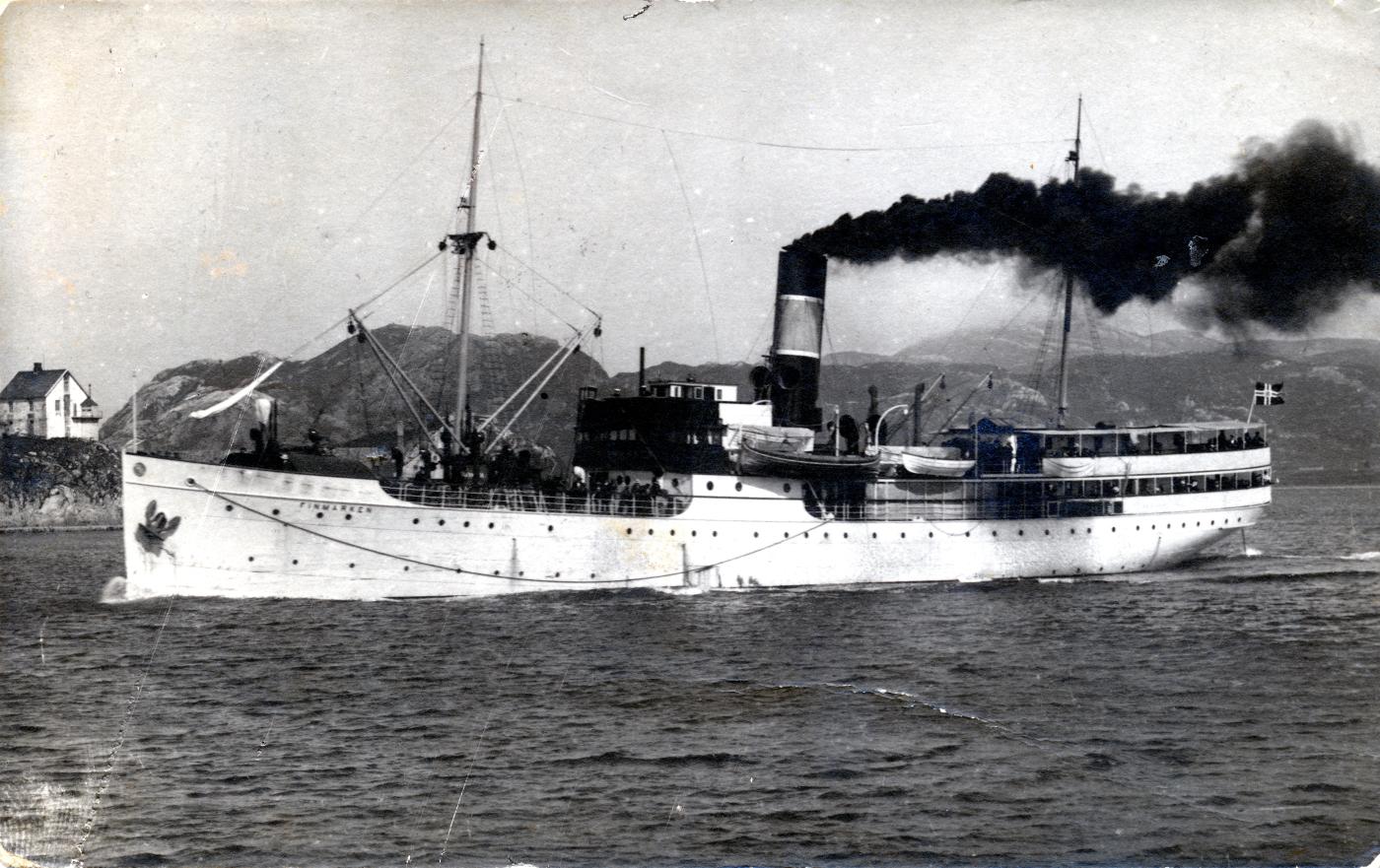 DS «Finmarken», tilhøyrde Vesteraalens Dampskibsselskab (VDS), og blei bygd 1912 for fart i hurtigruta Bergen – Kirkenes. Den 9. april 1940 kom «Finmarken i sørgåande rute til Måløy. Skipet vart rekvirert for transport av mobiliserte soldatar og gjekk inn Nordfjord til Sandane. 12. april gjekk «Finmarken» frå Sandane til Hyen og låg gøymt der til 7. mai, då skipet gjekk ut fjorden og nordover til heimehamna Stokmarknes.