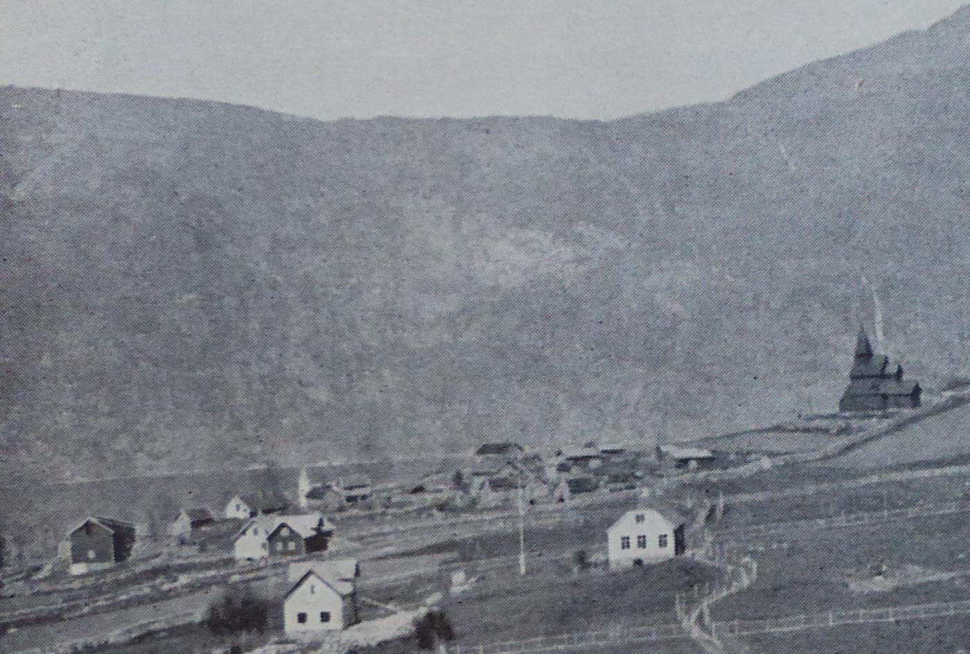 Utsyn frå Urnes stavkyrkje mot Lustrafjorden og landet inn frå Solvorn. Søndag 18. april 1875 heldt sokneprest Rasch gudsteneste i stavkyrkja. Mon kyrkjefolket då fekk kjennskap til den forferdelege drukningsulukka om natta, rett over fjorden, «henved en ¼ Miil» inn frå Solvorn? Det var denne søndagsmorgonen dei fann ein kvelva færing og to omkomne. Fem andre var borte.