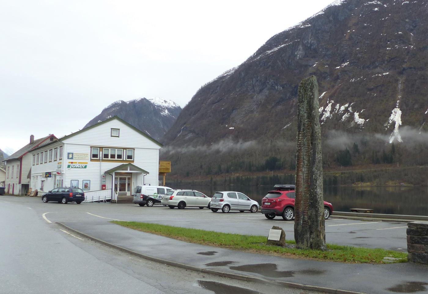 Minnestein over Bolette Pavels Larsen (1847-1904) i Fjærland. Steinen vart flytta til denne staden, Mundal sentrum, hausten 2014.