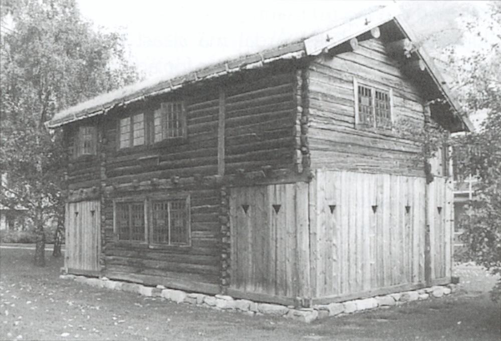 Det einaste av om lag 70 koparverkshus i Årdal som står att. Huset står ved porten til Hydro Aluminium på Årdalstangen. Det er Årdal Sogelag som eig huset.