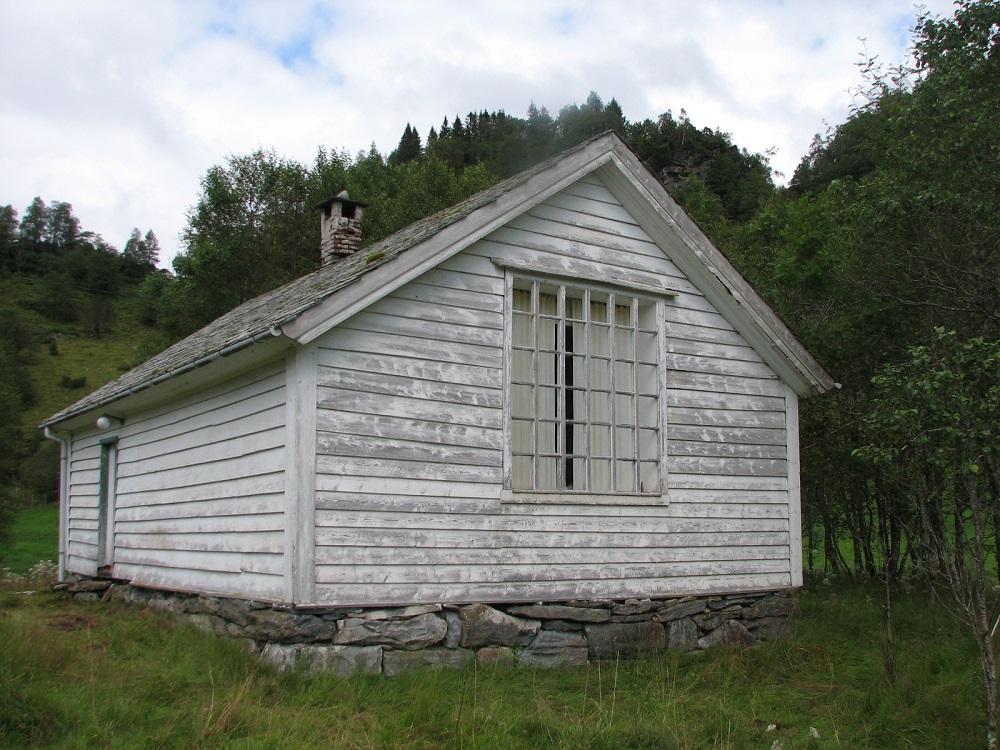 Bedehuset i Tyssedalen. Huset er etter måten i god stand og skifertaket heilt tett.