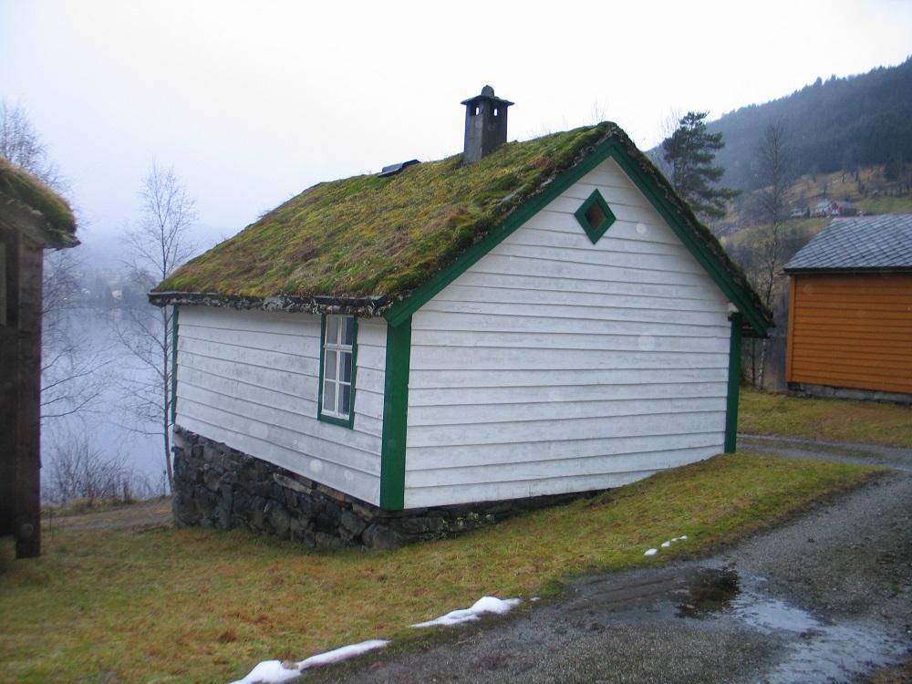 Gamalt skulehus frå kring 1892 på Sunnfjord Museum i Movika, Førde.  Det stod opphavleg i Guddal i Fjaler og vart flytta til museet i 1961. Huset er typisk for mange skulehus som vart oppsette etter 1890 med tre rom, ei skulestove, gang og rom til læraren. Skulestova i huset her ligg i enden ned mot vatnet.