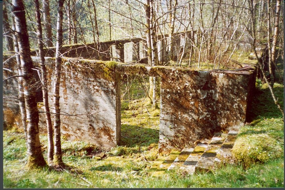 Løland leir ligg i utmark, og området er tilvakse med skog. Her ser vi grunnmuren til ei stor brakke som var kjøkken og matsal. Truleg var det denne brakka som etter krigen vart flytta til Eidsneset, og nytta til ungdomshus for Åfjorddalen.