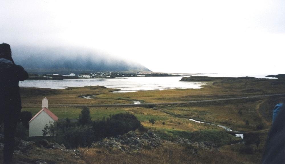 Utsyn frå knausen over garden Borg på Mýrar mot mot Borgarnes med tettstad. På Borg blei Egil Skallagrimsson fødd i om lag år 910. I dag ligg det eit gardshus, ei kyrkje og ein kyrkjegard her. Kristendomen kom til Island og Borg kring år 1000, om lag ti år etter at Egil var død. Egil Skallagrimsson  var heidning heile livet. Likevel har han truleg grava si her på kyrkjegarden.