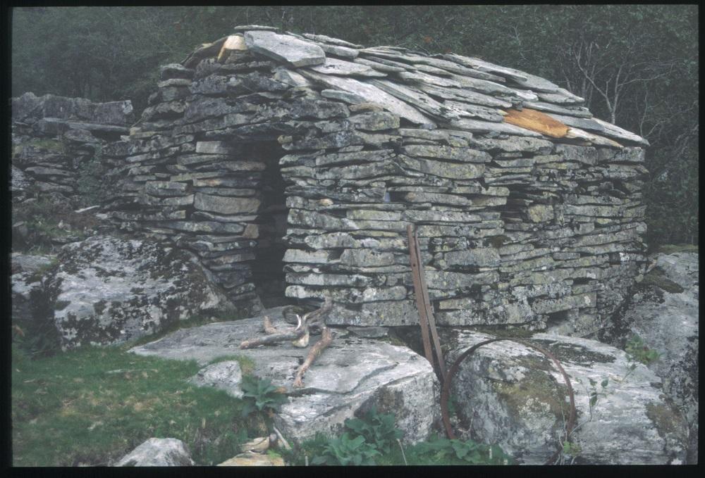 Kvernhuset i Systaddalen er bygt berre i stein. Anlegget er restaurert i åra 1997-2000, delvis med midlar frå Fylkesmannen og med mykje eigeninnsats frå grunneigaren si side.