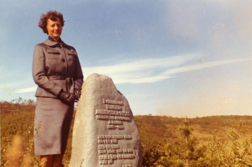 Rannveig, dotter til Torgeir Anderssen-Rysst,  ved minnesteinen over faren under avdukinga, 6. juni 1961.