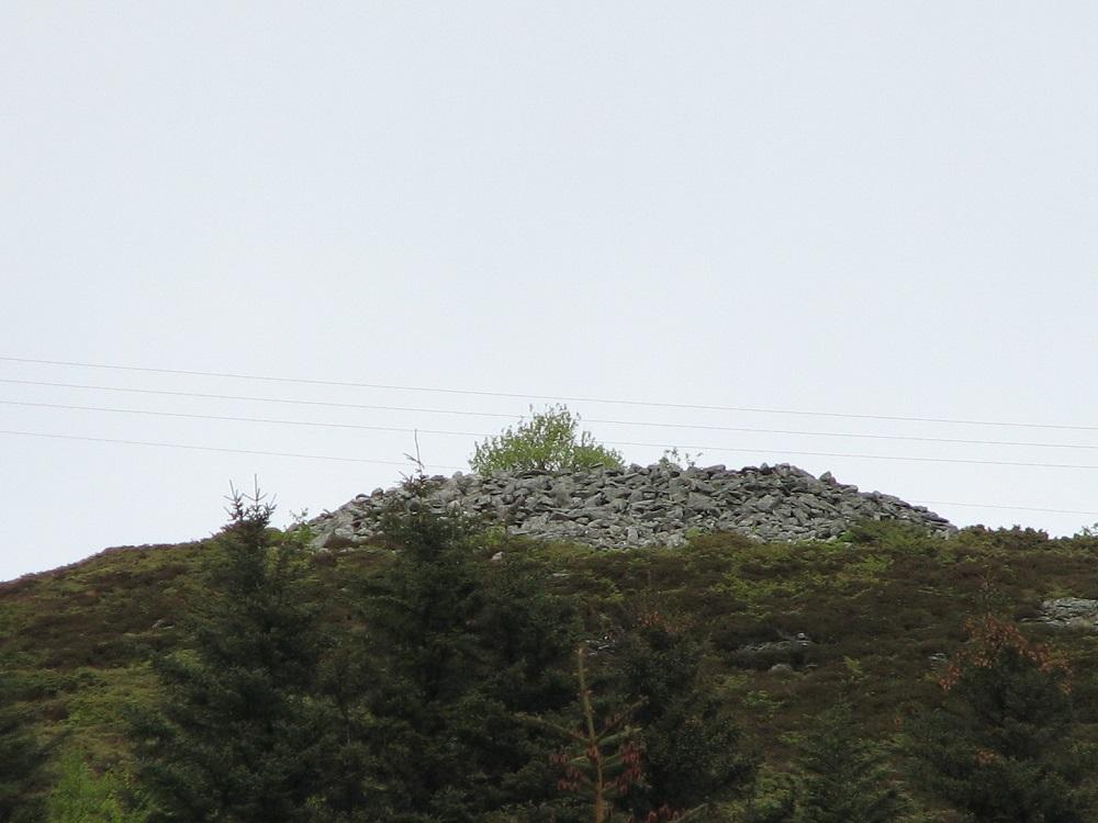 Bronsealderrøysa på Røysaleitet ligg høgt og fritt. Ho er synleg på lang lei.