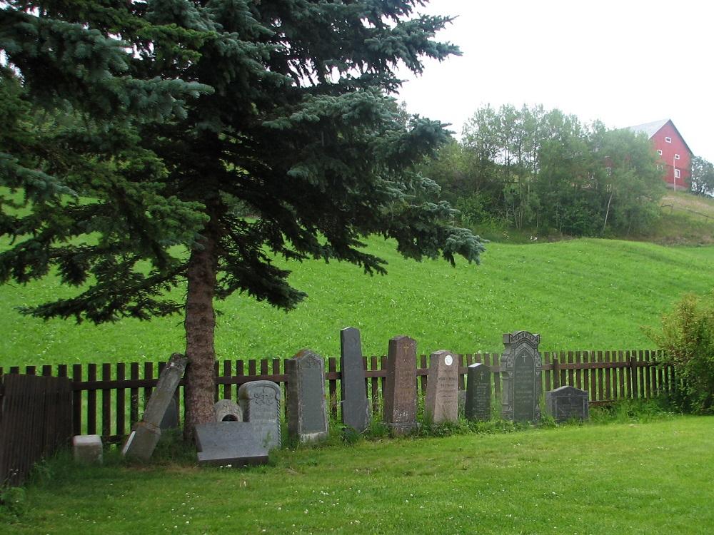 Eit titals gravsteinar står attmed kyrkjegardsgjerdet ved Hegge kyrkje. Ein av dei er minnesteinen som tidlegare stod på grava til Peder A. Mundal frå Fjærland.