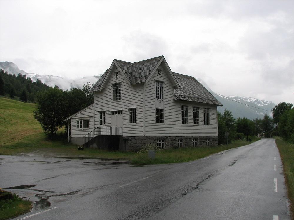 Bedehuset sett mot inngangspartiet. Skråbygget på austsida var ferdig på 1960-talet, og inngangen "flytta" dit. Feltet mellom dei to vindauga på vestveggen er dekorert med ein kross.