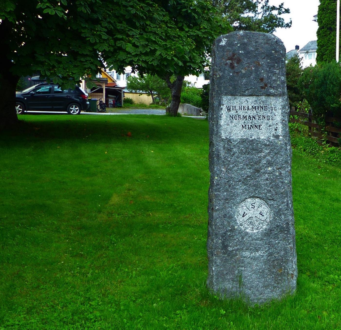 Minnesteinen over Wilhelmine og Oskar Eng står i Kornbergparken, eit kort stykke oppom Volda kyrkje.