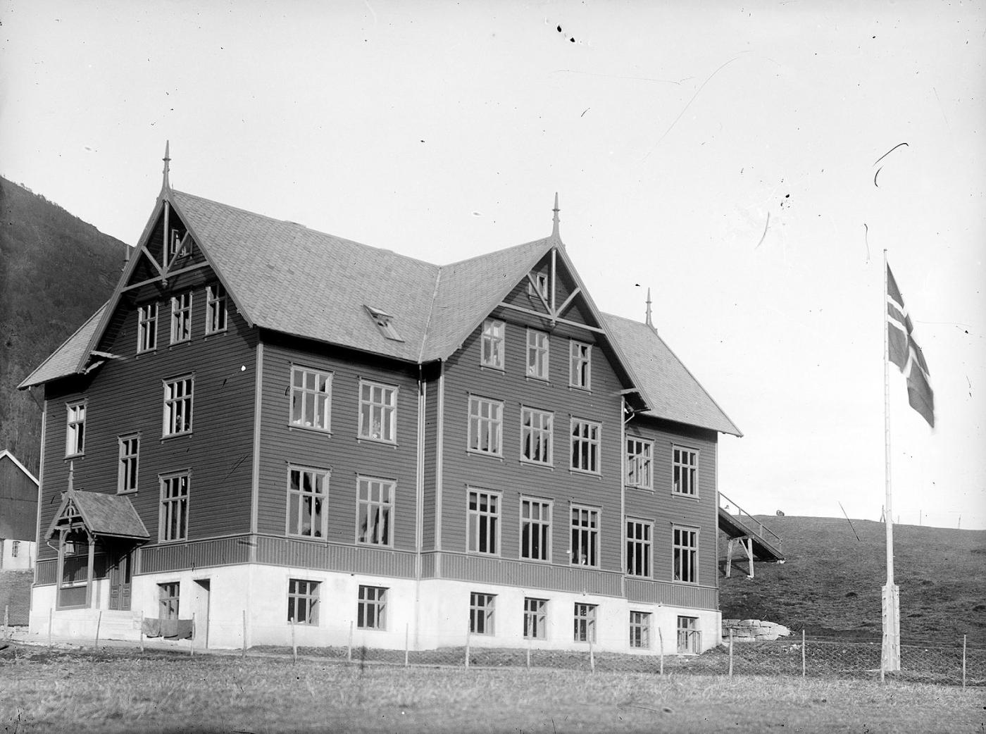 "Søndfjords ungdomsskole" på Solvang i Førde før brannen 3. september 1910. Ungdomsskulen hadde frå starten i 1902 til 1910 halde til i leigde lokale i Naustdal. Huset var heilt nytt og familien Øvrelid var nettopp flytta inn då ulukka hende. Foto: Olai Fauske/Fylkesarkivet i Vestland