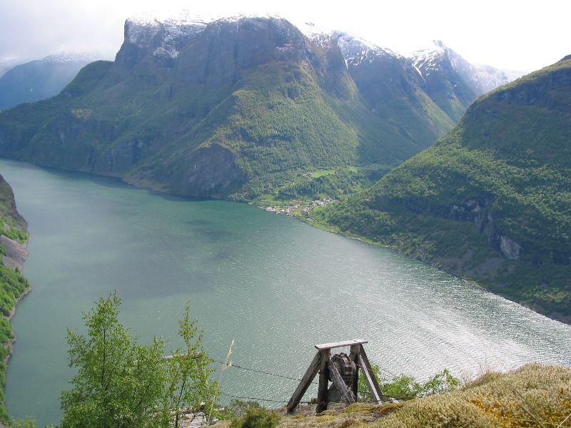 Bygdesenteret Undredal sett frå heisen på Nedberge.  
 