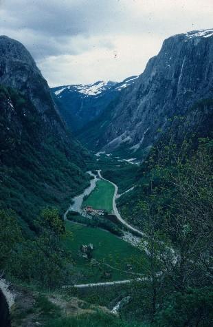 Bygda Stalheim dannar inngangsporten til den tronge og smale Nærøydalen
 