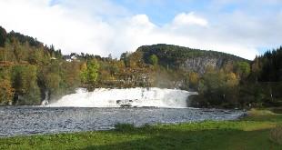 Osfossen i Gaula. Laksetrappa ligg på sørsida (til høgre). Laksen går inn under ein stor stein og hoppar/bykser seg opp 17 kulpar til opninga i ein mur bygd frå elvekanten i skrå ut og ned mot fossefallet. Muren fungerer som vern for trappa i stor flaum. Høgdeskilnaden er 11 meter. Laksetrappa i Osfossen er nøyaktig den same anno 2008 som trappa dei bygde i 1870. Iraren William Trumperant Potts var ein av laksetrappbyggjarane.