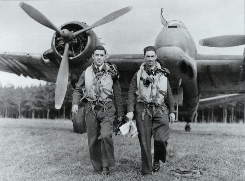 William Andrew Carson, kaptein, (tv) og William Allison Kelly fotograferte hausten 1944 framfor eit fly av typen Beufighter. Det var ein Beufighter dei var mannskap på 6. desember 1944 og som vart skote ned av tysk luftvern ved Silda.