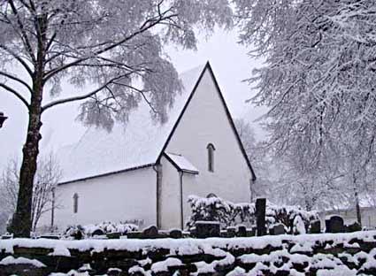 Vangen kyrkje i Aurland er det næraste ein kjem ein katedral i Sogn og Fjordane. Høgreist og vakker står ho midt på Vangen mellom mektige fjell. Det er med god grunn at kyrkja går under namnet Sognedomen.
