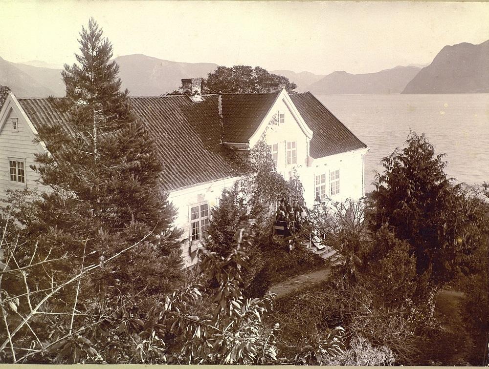 Leikanger prestegard på Leikanger kring 1900. Huset stod med orientert nord-sør med hovudinngangen mot vest. Prestegarden som kom i staden for denne står orientert aust-vest (2009).