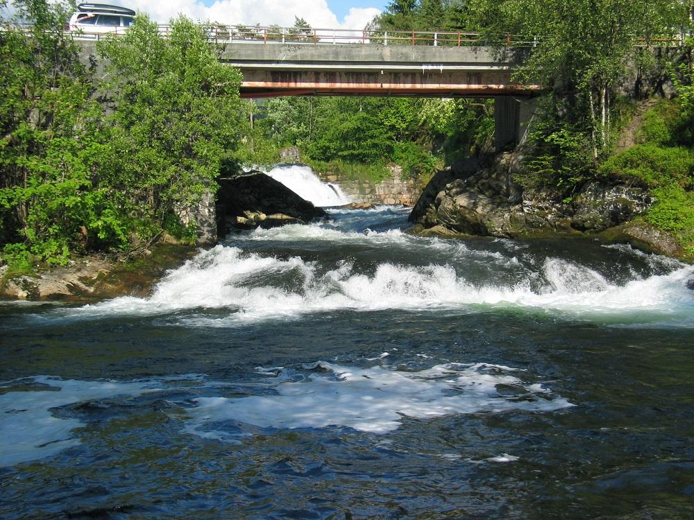 Prestefossen er ein svært gammal bruplassover Anga mot Vie. Biletet viser brua frå 1949, som no er gangbru. Ei vegbru frå sist på 1970-talet ligg like bakom.