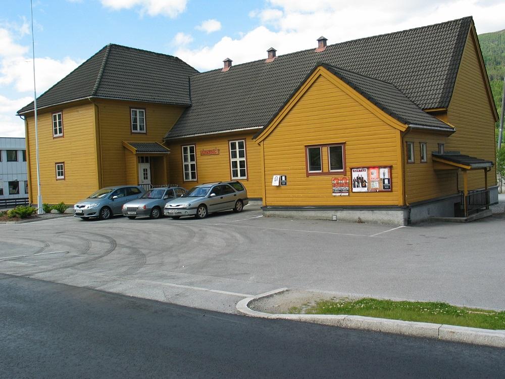 Fasaden på ungdomshuset har sett slik ut sidan 1928. Men Viking hadde før ein låg mur med port i midten mot Hafstadvegen. Den måtte bort då vegen kom nærmare huset på 1950-talet.