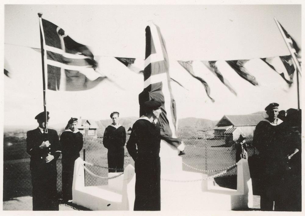 Frå avdukinga 17. mai 1946. Marinesoldatar stod æresvakt og marineløytnant Sørvig heldt avdukingstalen.