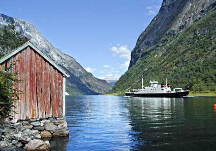 Ved Bakka er Nærøyfjorden nokså smal og grunn. Fylkesbaatane driv framleis rutebåttrafikk på fjorden, men berre i turistsesongen. Her er ferja Sognefjord på veg ut fjorden.
