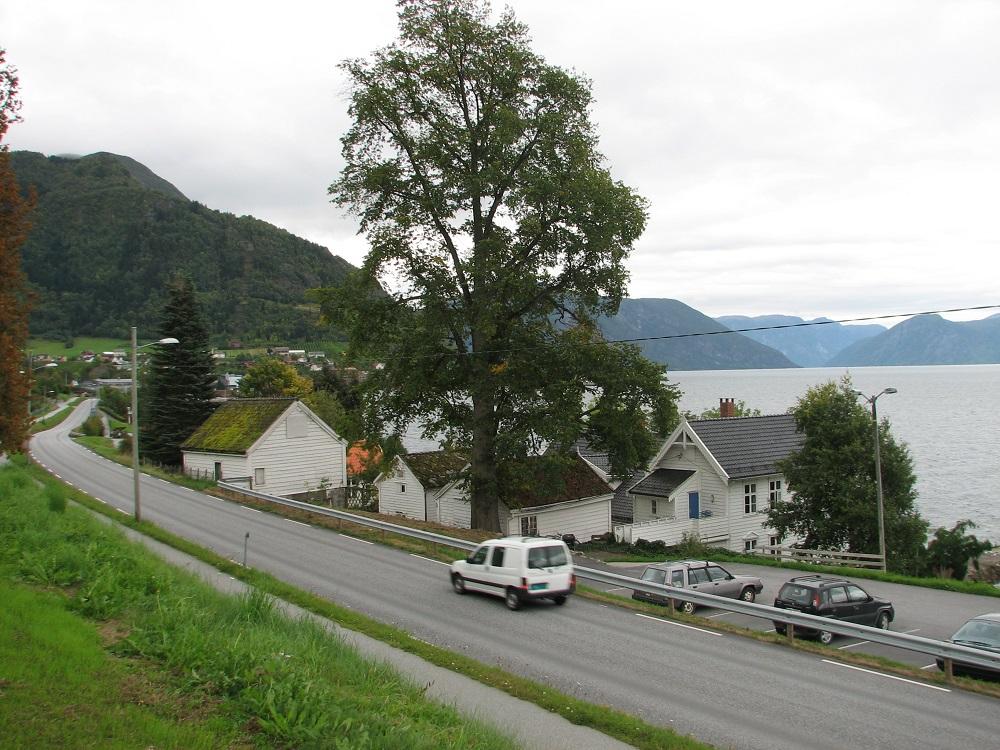 <p>Fylkesmannsgarden p&aring; Leikanger, 2009. Huset kloss i riksvegen var fylkesmannen sitt kontor fr&aring; 1862 til 1939.</p>