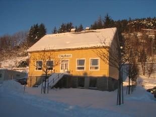 <p>Selje bedehus, &rdquo;Bedehuset&rdquo;, sett fr&aring; s&oslash;rvest ein vinterdag i januar 2010. Hovudinngangen er p&aring; oppsida/baksida av huset. Inngangstrappa p&aring; framsida er fr&aring; den tida huset var bankbygning, 1905-1959.&nbsp;</p>