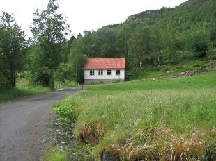 <p>Bedehuset p&aring; Lavikdalen 2008, tre &aring;r etter at huset vart selt. Det st&aring;r p&aring; garden Hjelmeland, eit kort stykke oppom vegen.&nbsp;</p>