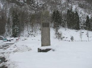 <p>Minnesteinen over Ottar Rasmusson Osdal st&aring;r i gardstunet p&aring; garden Osdal i Osdalen.</p>