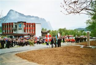 <p>Fr&aring; avdukingsdagen, s&oslash;ndag 7. mai 2000. Om lag 400 var tilstades, blant desse ei stor gruppe Bj&oslash;rn West-veteranar. I bakgrunnen Lihesten.</p>