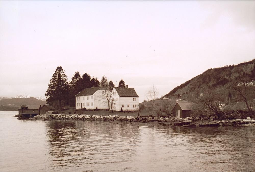 Husa på Tingneset ligg i dag om lag som dei alltid har lege. Våningshuset, med fasaden mot fjorden, vart i 1857/58 påbygt og ombygt og fekk den utsjånaden det har i dag. Her var det også gjestgjeveri. Det andre huset er eit eldre våningshus, kårhuset. Her var handel fram til 1925.