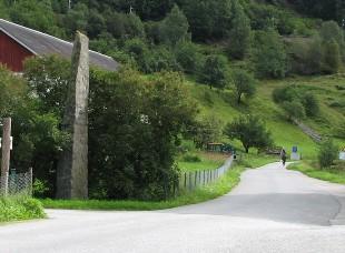 <p>Sivlesteinen st&aring;r tett i vegen p&aring; motsett side av Fl&aring;m kyrkje.</p>