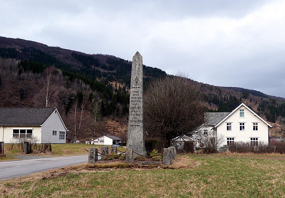 Bautasteinen i Naustdal sett mot nord.