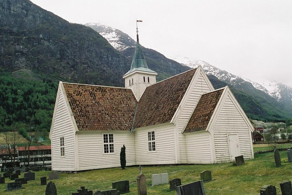 Det vesle tårnet står midt over krossfirkanten. Det er bygt lågt for at den sterk vinden i Olden ikkje skal få tak. Seinare påbygningar er forklaringa på at dørene som går inn i kyrkja frå våpenhuset og sakristiet er så låge. Begge desse dørene var opphavleg ytterdører.