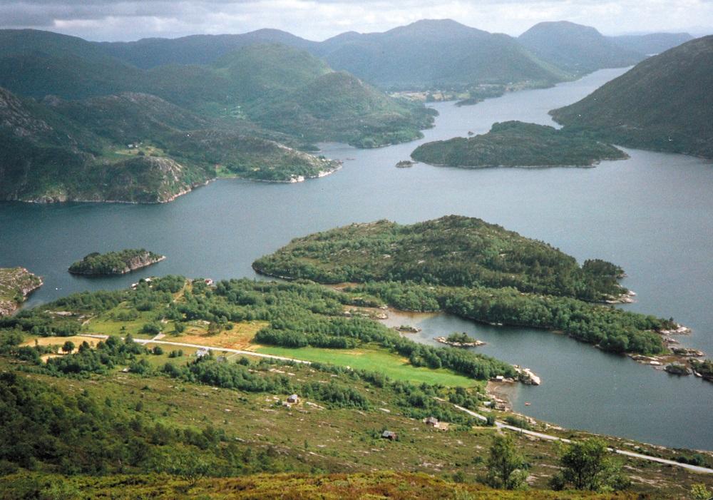 Eidsfjorden går utover mot høgre hjørne på biletet. Fjorden innover til venstre er Nordgulsfjorden. Posten vart rodd over Eidsfjorden og Nordgulsfjorden, ei strekning på over to mil. 