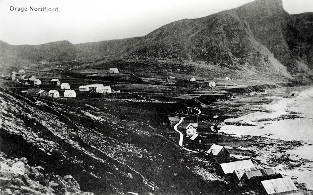 Drage på Stadlandet kring 1910.Vegen over Dragseidet frå Drage til Leikanger vart bygd i 1884-89, og går frå nausta og moloen opp gjennom bygda og vidare over Dragseidet. 
			
