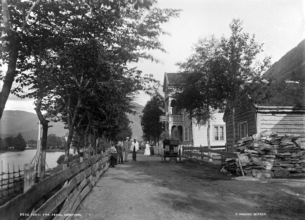 Her ser vi Hafstad Hotell rundt 1895. Då Gunnar J. Hafstad (1836-1916) søkte om løyve til å driva handel i 1860, fekk han til svar: '.. at det antas at ville være til bygdens tarv at der bevilges ham handelbevilling med forpliktelse til at motta reisende og funksjonen som skysskaffer ved skiftet Hafstad'.  Hovudvegen passerte rett forbi hotellet, som i dag heiter Førde hotell.

 