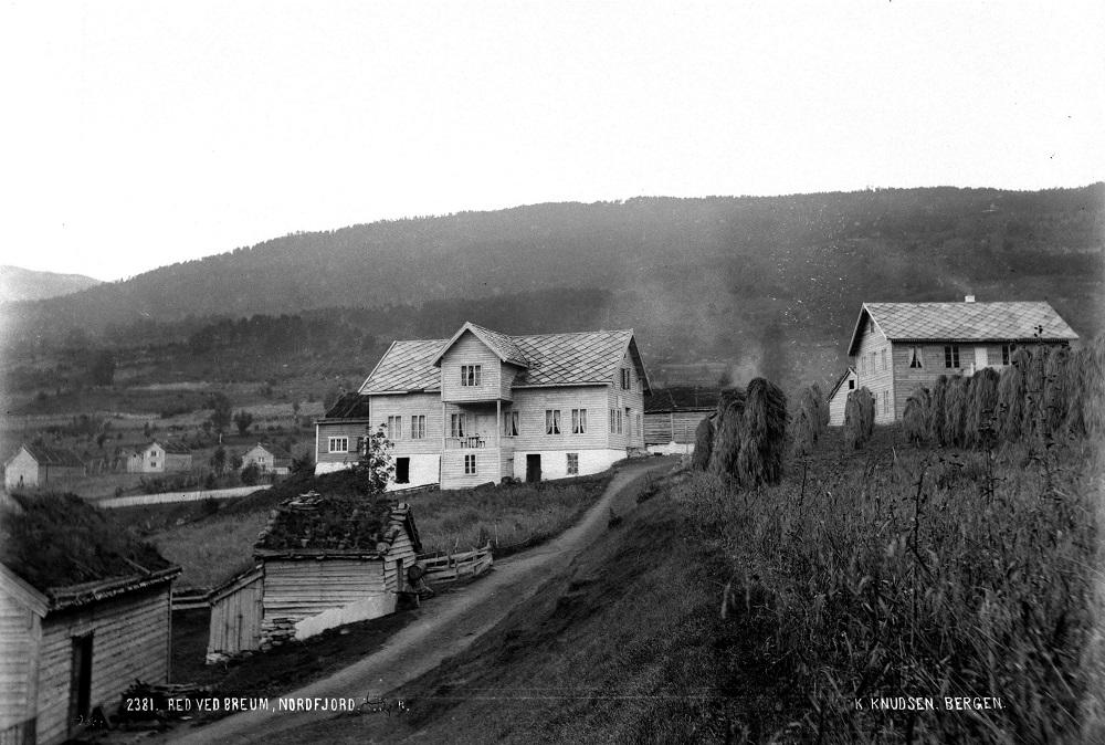 Reed er ein gammal tingstad med kyrkje og prest frå katolsk tid. Her var gjestgiveri og landhandel alt på 1600- og 1700-talet. I 1817 fekk Lars Jakobsen Rebakken løyve til å drive kro og herberge for vegfarande. Han dreiv og med skyss. Det er denne verksemda som seinare utvikla seg til å bli Gordon Hotell (1882). Her ser vi Gordon Hotell til venstre og eit konkurrerande hotell, Victoria Hotell (1880), til høgre. Mot slutten av 1800-talet var det sterk konkurranse om å kapra turistar som etter kvart ...