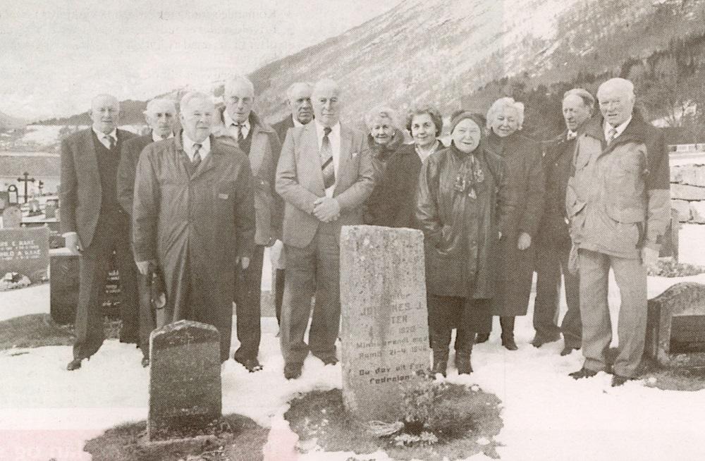 Loarar samla ved minnesteinen over Johannes Sæten. Biletet må vera teke tidleg på 1990-talet.
