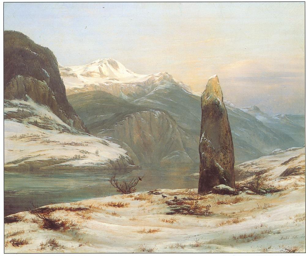 I. C. Dahl: "Vinter ved Sognefjorden", 1827. Landskapet kan avgrensast nærare. Bautasteinen står på Nornes med Fimreite på andre sida av Sogndalsfjorden. Fjella i bakgrunnen ligg på sørsida av Sognefjorden. 
