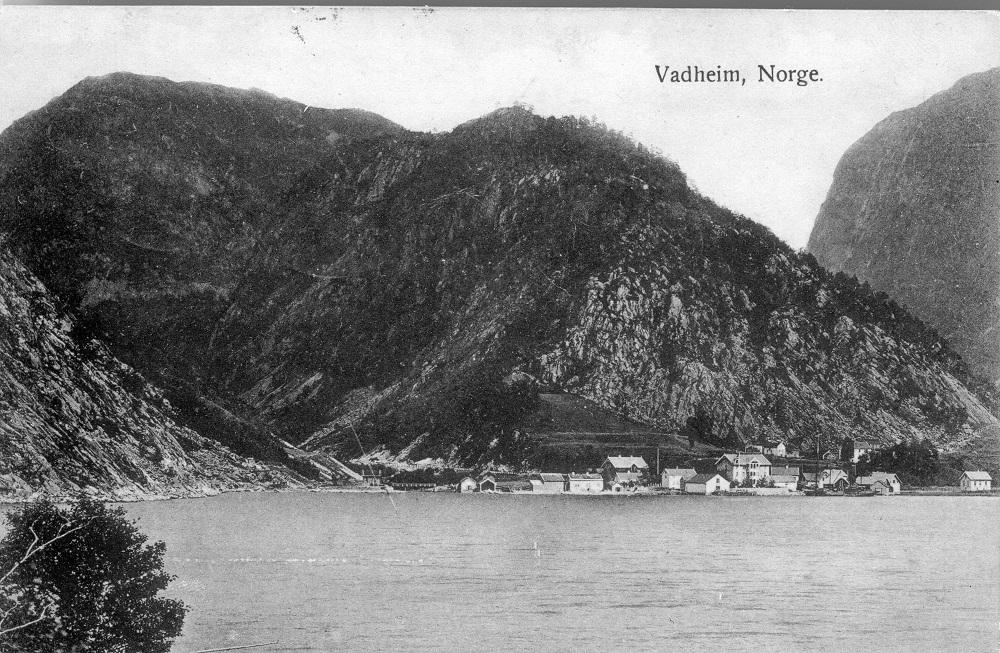 Det var ikkje berre Høyanger som fekk industriutvikling tidleg på 1900 talet. Vadheim hadde med grunnlegginga av A/S Vadheim Elektrochemiske Fabriker i 1907 også ei vesentleg utbygging. Den fekk likevel aldri den storleiken som aluminiumsverket i Høyanger. Her ser vi Vadheim sentrum avbilda på eit kort nytta som julehelsing, truleg i 1908.  
